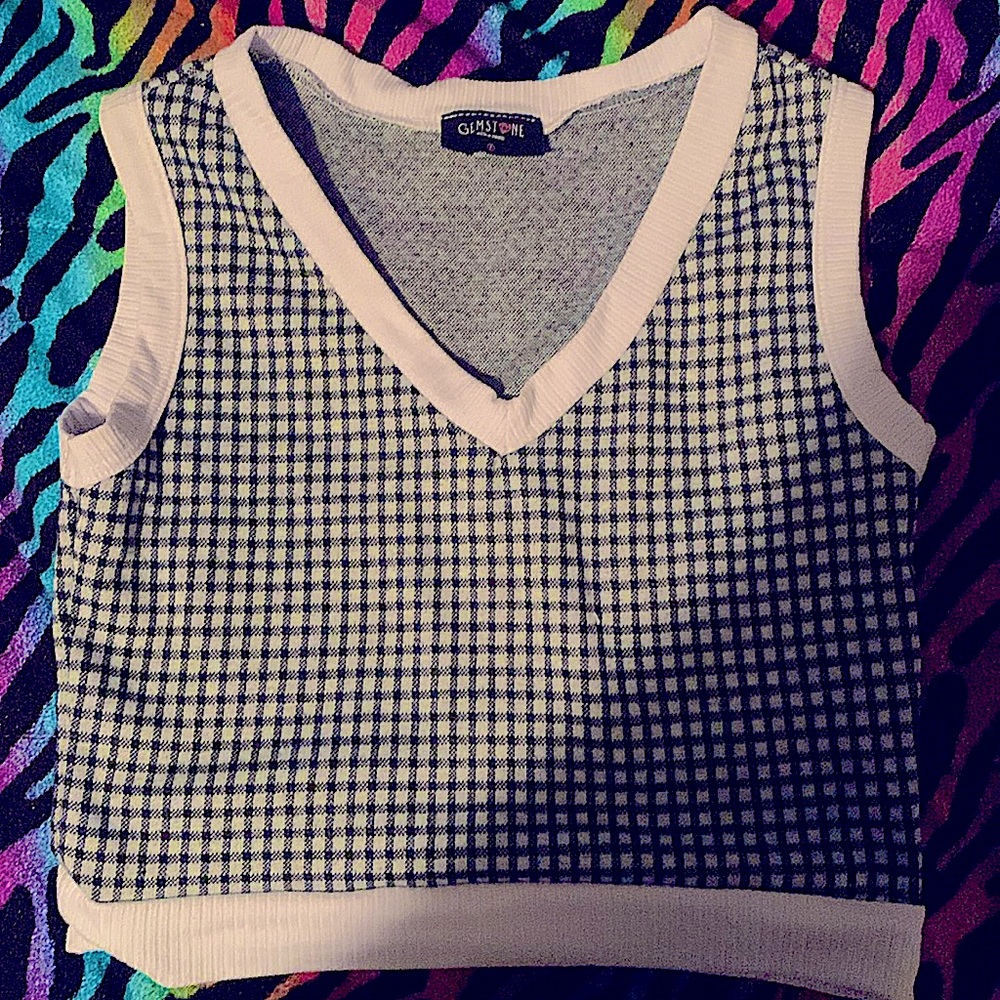 I’m selling a cute sweater vest